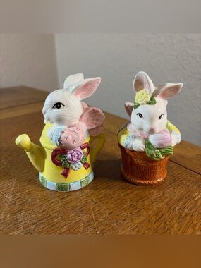 1996 Jay Imports Spring Easter Bunny S & P Shakers 4" Little Chip On The Ear
